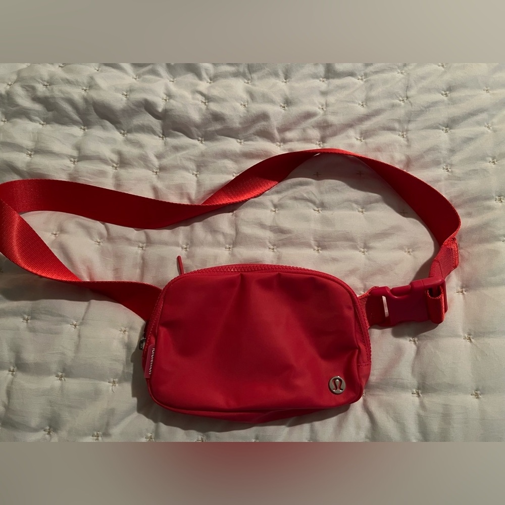 NWOT Lululemon Pink belt bag